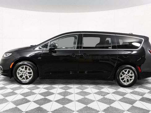 Used 2024 Chrysler Pacifica Touring-L FWD image 19