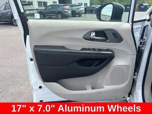 Used 2024 Chrysler Pacifica Touring-L FWD image 20
