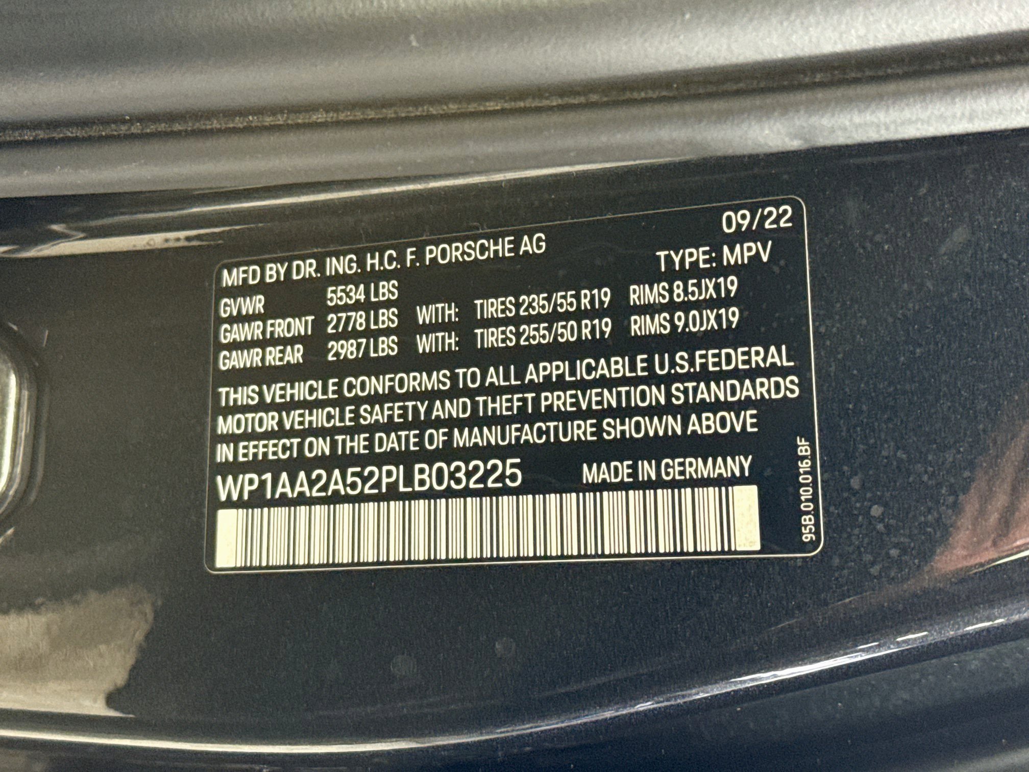 Used 2023 Porsche Macan w/ Premium Package Plus AWD/4WD image 40