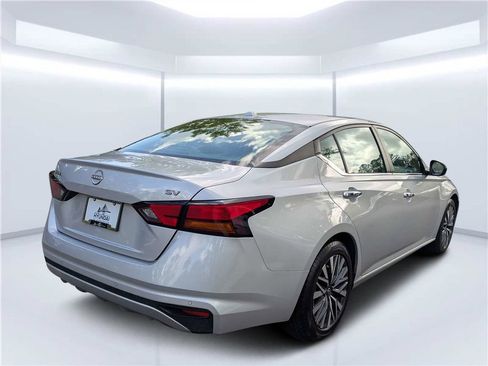 Used 2024 Nissan Altima 2.5 SV FWD image 3