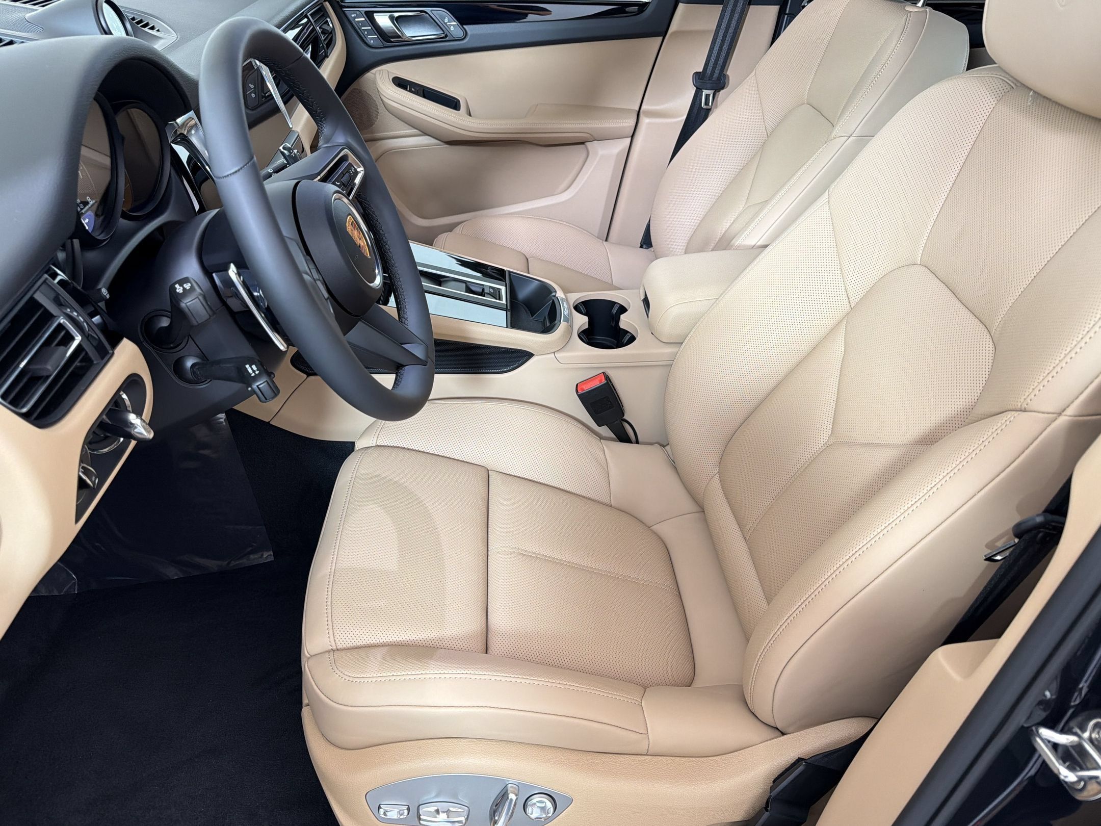 Used 2026 Porsche Macan AWD/4WD image 5