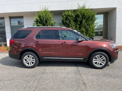 Used 2018 Ford Explorer XLT w/ Equipment Group 202A AWD/4WD image 3