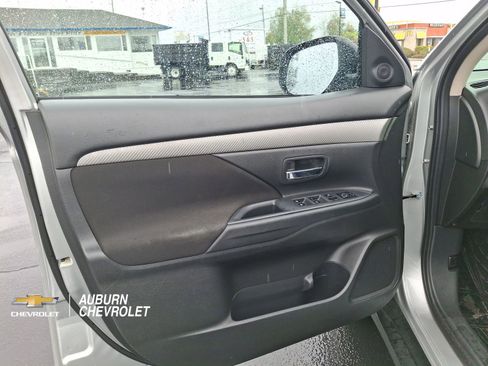 Used 2018 Mitsubishi Outlander ES AWD/4WD image 17