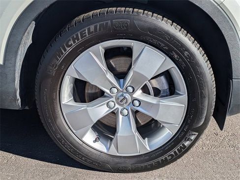 Used 2021 Volvo XC40 T4 Momentum w/ Premium Package image 11