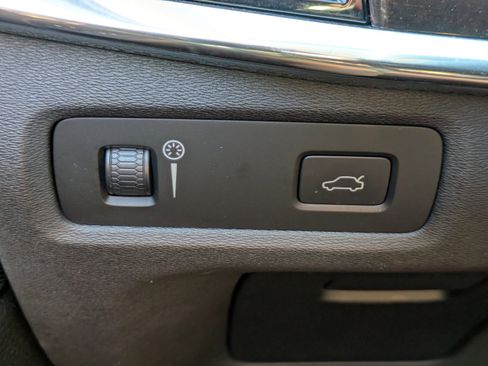 Used 2018 Volvo S90 T5 Momentum w/ Convenience Package image 25