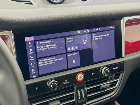 Certified 2025 Porsche Macan image 18