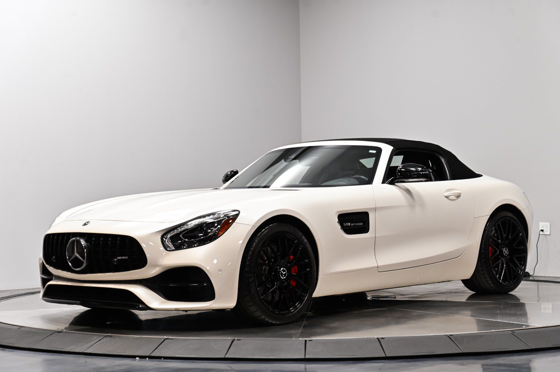 Used 2018 Mercedes-Benz AMG GT Roadster image 3