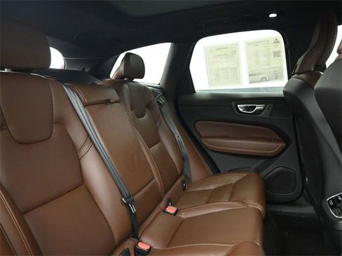 Used 2022 Volvo XC60 B5 Inscription image 34