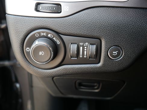 Used 2019 Jeep Cherokee Limited AWD/4WD image 26