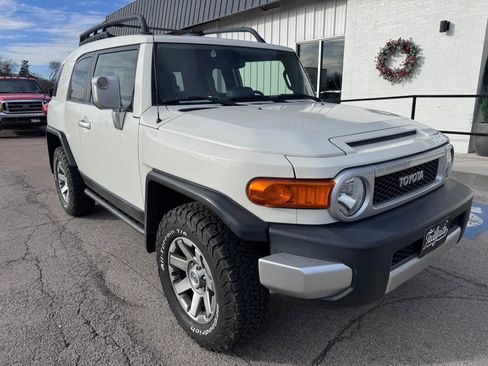 Used 2014 Toyota FJ Cruiser 4WD w/ Upgrade Package image 2