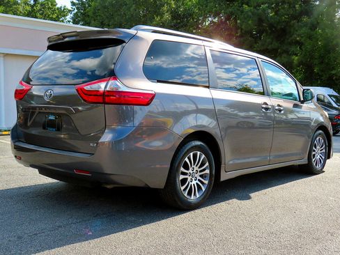 Used 2018 Toyota Sienna XLE image 7