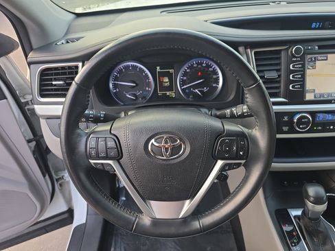 Used 2019 Toyota Highlander AWD V6 image 30