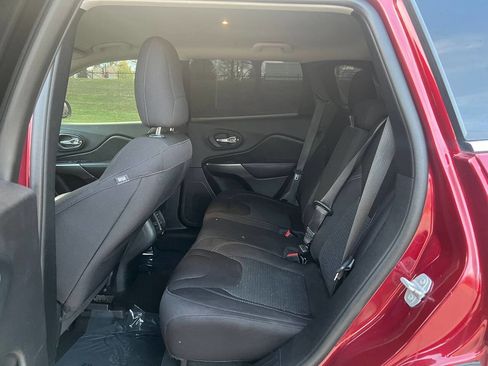 Used 2019 Jeep Cherokee Latitude w/ Popular Appearance Group image 9