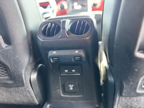 Used 2021 Jeep Wrangler Unlimited Rubicon w/ Cold Weather Group AWD/4WD image 17