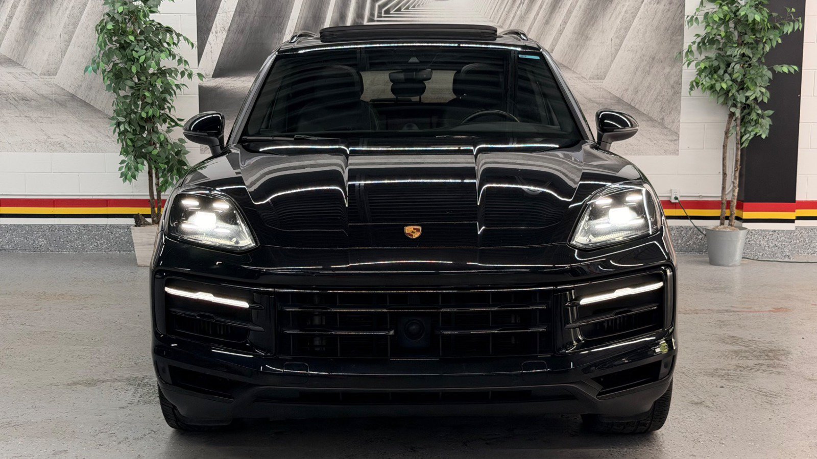 Used 2024 Porsche Cayenne AWD/4WD image 2