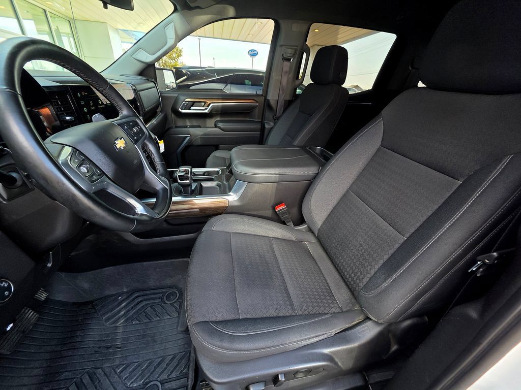 Used 2025 Chevrolet Silverado 1500 LT AWD/4WD image 20