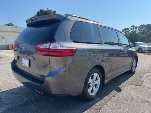 Used 2018 Toyota Sienna LE image 5