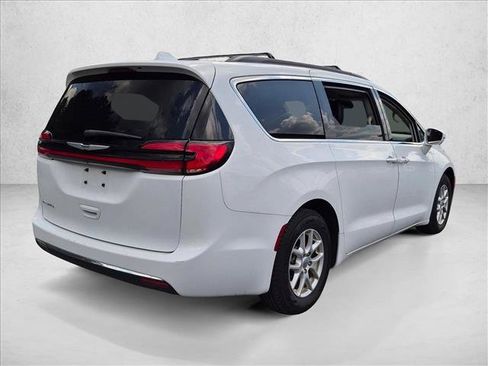 Used 2022 Chrysler Pacifica Touring-L FWD image 5