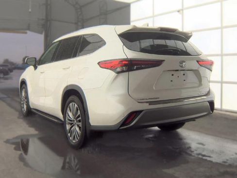 Used 2020 Toyota Highlander Platinum FWD image 2