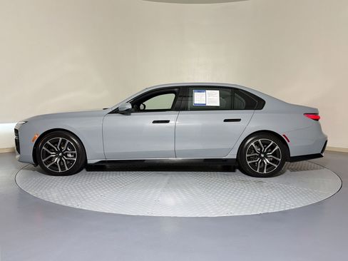 Used 2025 BMW 740i xDrive AWD/4WD image 2