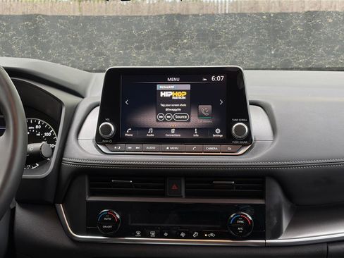 Used 2025 Nissan Rogue SV FWD image 17