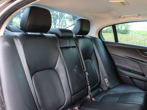 Used 2018 Jaguar XE Premium RWD image 19