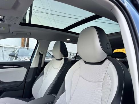 Used 2025 Volkswagen Tiguan SE w/ Panoramic Sunroof Package image 15