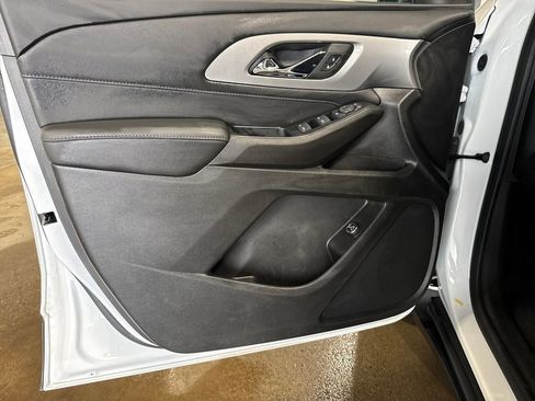 Used 2023 Chevrolet Traverse LT image 11