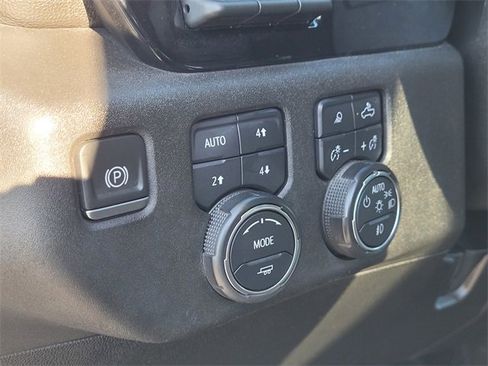 Used 2024 Chevrolet Silverado 2500 ZR2 w/ Technology Package image 17