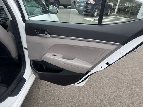 Used 2017 Hyundai Elantra SE FWD image 23