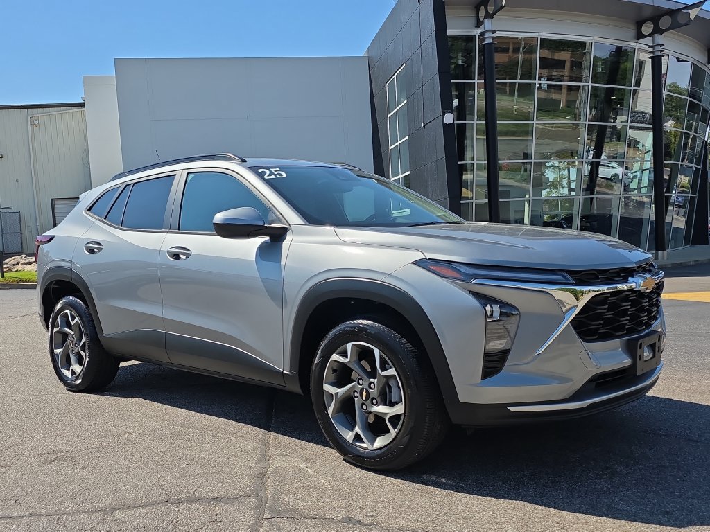 Used 2025 Chevrolet Trax LT FWD image 7