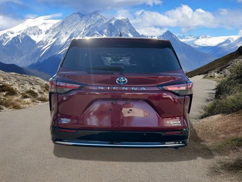 Used 2023 Toyota Sienna Platinum image 4