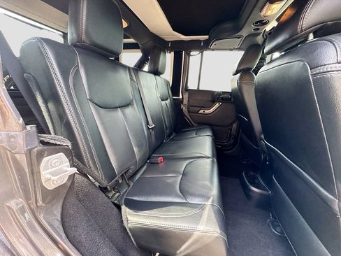 Used 2018 Jeep Wrangler Unlimited Sahara w/ Dual Top Group AWD/4WD image 25