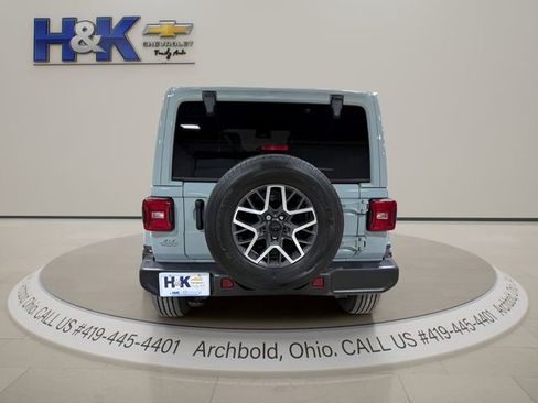 Used 2024 Jeep Wrangler Unlimited Sahara w/ Technology Group AWD/4WD image 8