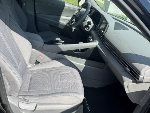 Used 2021 Hyundai Elantra SE FWD image 12