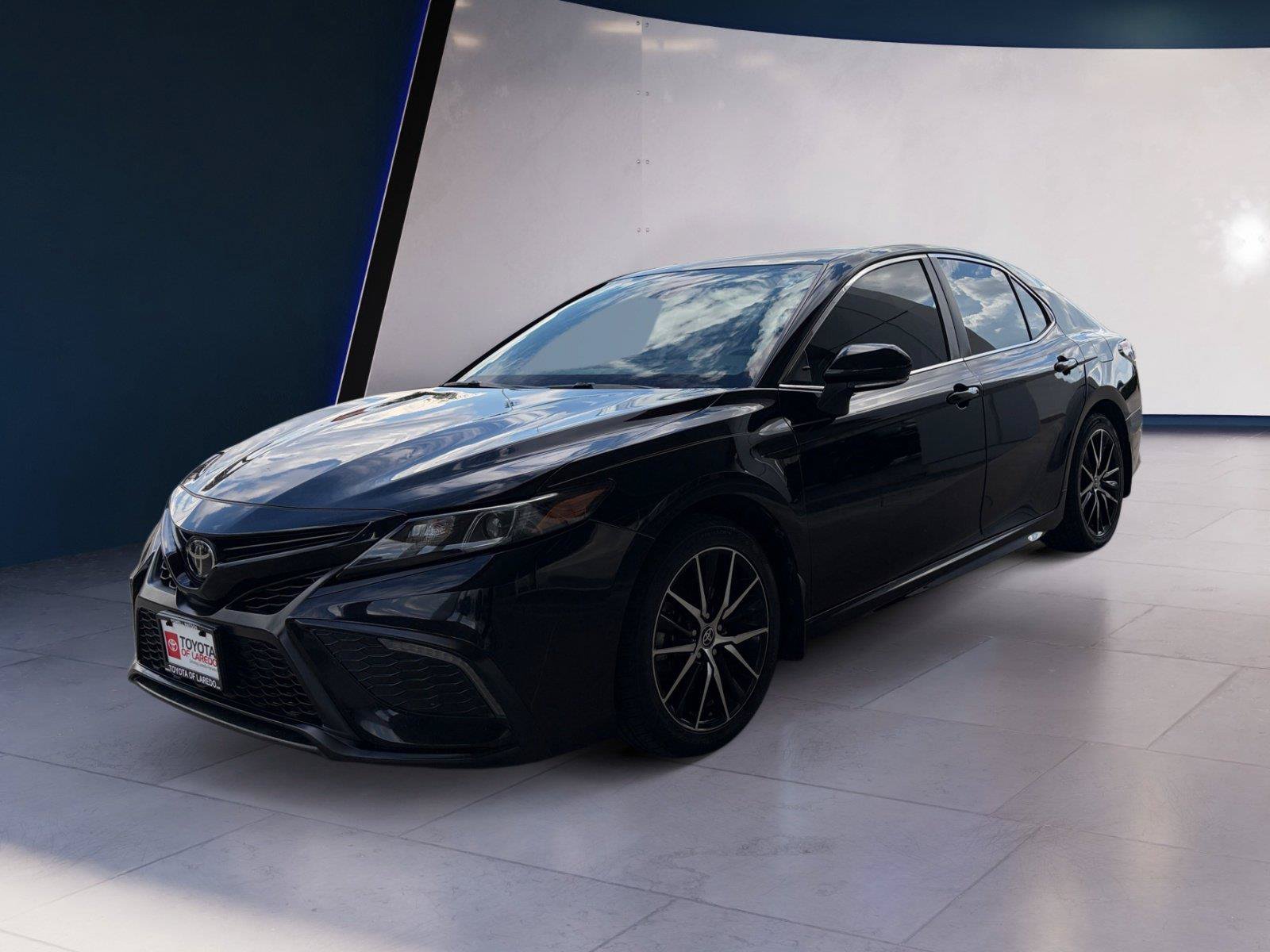 Used 2022 Toyota Camry SE FWD image 1