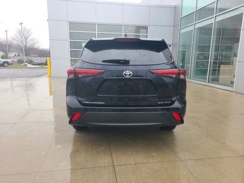 Used 2024 Toyota Highlander XLE image 6