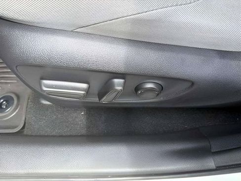 Used 2022 Toyota Venza LE AWD/4WD image 7