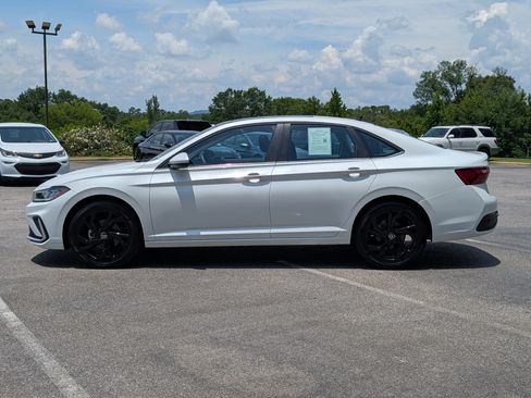 Used 2025 Volkswagen Jetta SE w/ Sunroof Package FWD image 6