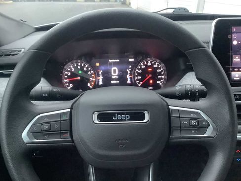 Used 2025 Jeep Compass Sport image 16