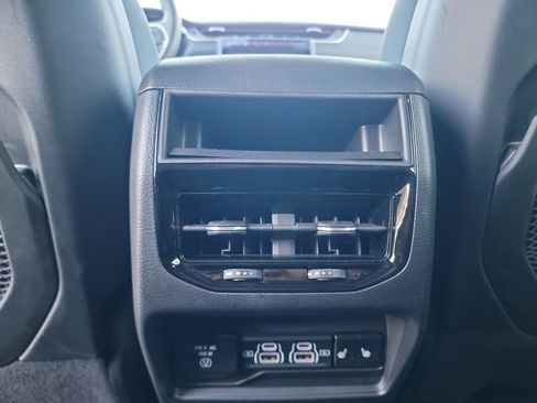 Used 2023 Jeep Grand Cherokee Limited w/ Black Appearance Package image 17