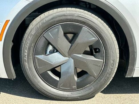 Used 2024 Toyota Prius LE FWD image 33