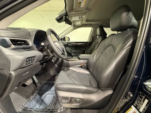 Certified 2025 Toyota Highlander Platinum image 13
