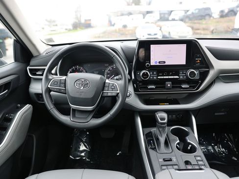 Used 2023 Toyota Highlander XLE AWD/4WD image 15