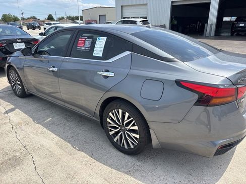 Used 2024 Nissan Altima 2.5 SV FWD image 3