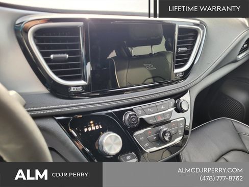 New 2026 Chrysler Pacifica Limited w/ Uconnect Theater Family Group FWD image 22