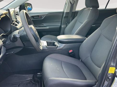 Used 2022 Toyota RAV4 LE image 9