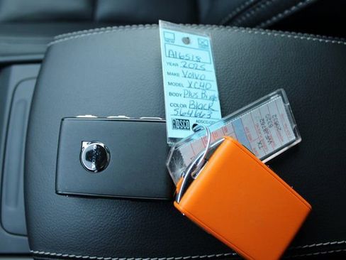 Used 2025 Volvo XC40 B5 Plus image 31