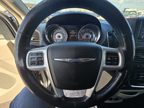 Used 2014 Chrysler Town & Country Touring-L w/ Driver Convenience Group image 18