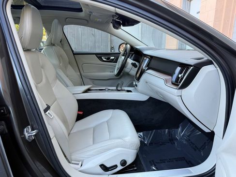 Used 2022 Volvo S60 B5 Momentum w/ Premium Package image 19